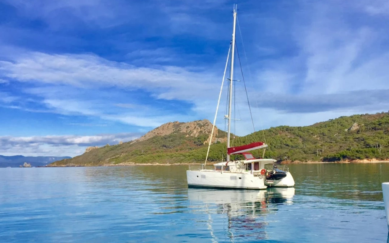 Guide complet pour louer un catamaran à Hyères